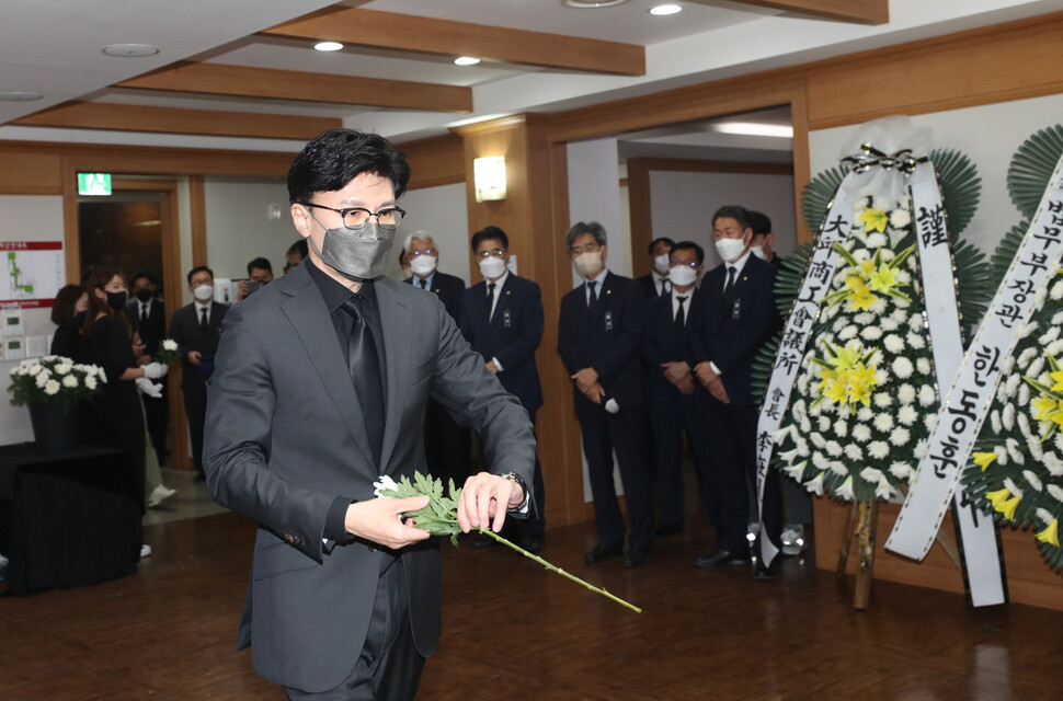 한동훈 법무부 장관이 10일 대구 경북대병원 장례식장에 마련된 변호사 사무실 방화 사건 피해자 합동분향소를 찾아 헌화하고 있다. 연합뉴스