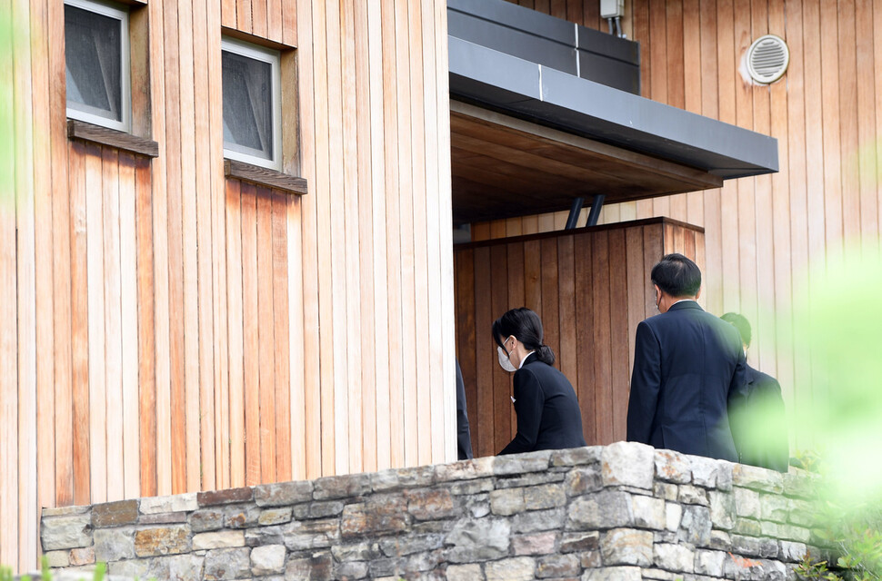 김건희 여사가 13일 경남 김해시 진영읍 봉하마을 고 노무현 전 대통령 자택으로 권양숙 여사를 예방하기 위해 들어서고 있다. 김해/대통령실사진기자단