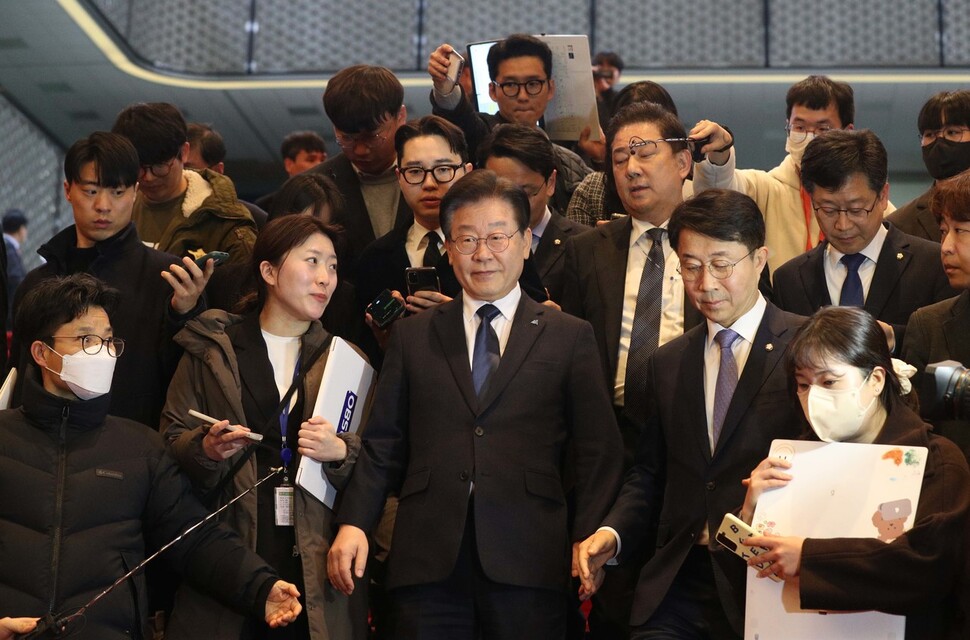 이재명 더불어민주당 대표가 27일 국회에서 열린 본회의를 마친 뒤 걸어 나오고 있다. 김봉규 선임기자