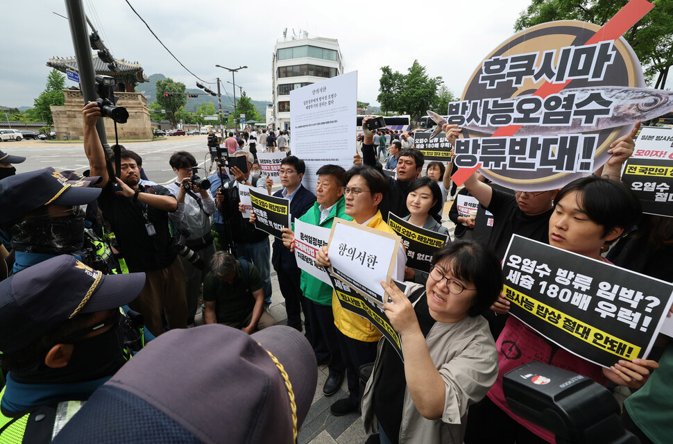 일본 방사성 오염수 해양투기 저지 서울행동 발족 기자회견을 마친 참가자들이 일본대사관에 항의서한을 전달하려다 경찰들에 의해 제지당하고 있다. 신소영 기자