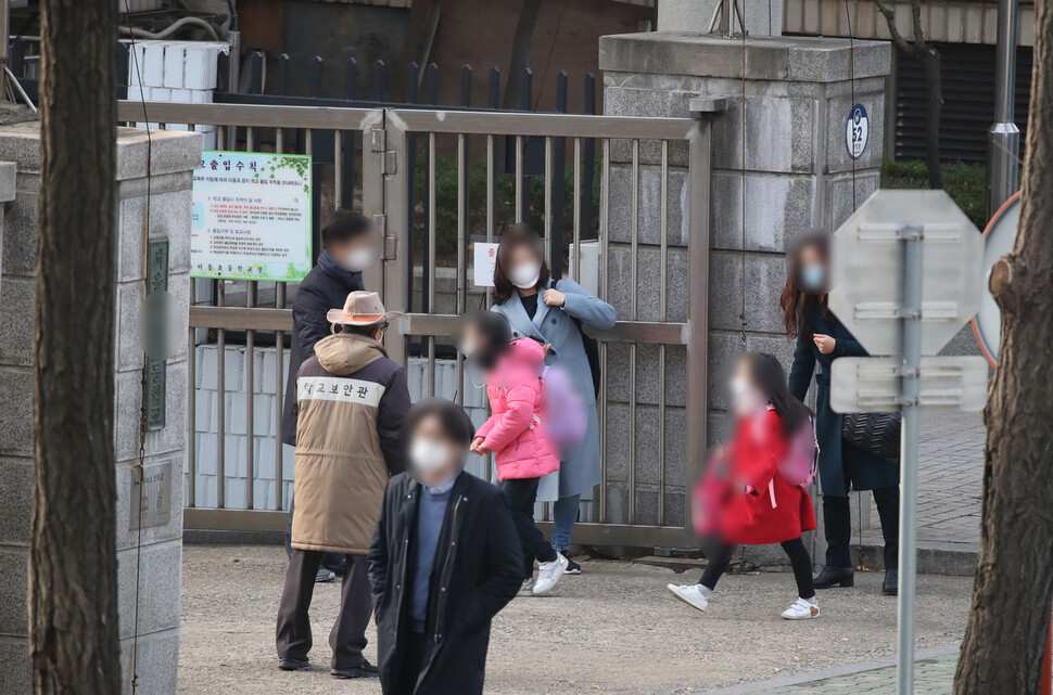 수도권 사회적 거리두기가 2단계로 격상된 24일 오전 서울의 한 초등학교에서 어린이들이 등교하고 있다. 연합뉴스