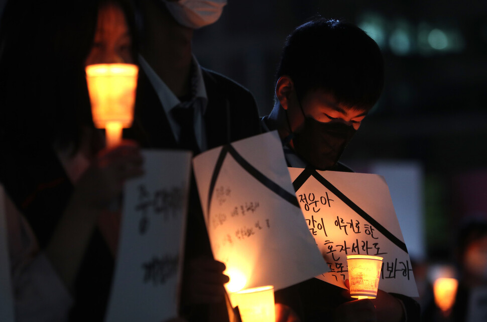 16일 저녁 서울 중구 서울광장에서 여수 실습생 고 홍정운군 추모촛불이 열려 홍군의 친구들과 특성화고 학생 및 시민들이 촛불을 들고 홍군을 추모하고 있다. 김태형 기자 xogud555@hani.co.kr