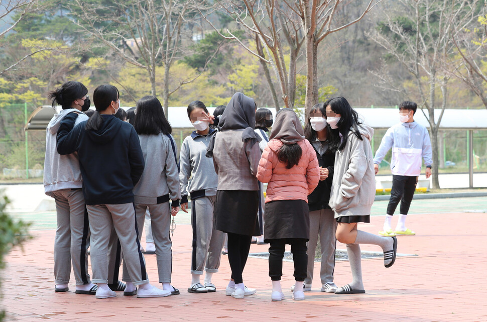 지난 7일 오전 아프간에서 온 자리나(뒷모습 오른쪽부터), 아이샤가 점심식사를 한 뒤 교정에서 친구들과 대화하고 있다. 울산/신소영 기자 viator@hani.co.kr