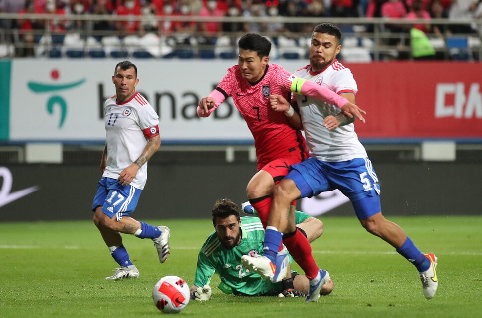 6일 오후 대전월드컵경기장에서 열린 남자 축구 국가대표팀 평가전 대한민국 대 칠레의 경기에서 대한민국 손흥민이 수비를 뚫고 공격하고 있다. 대전/김혜윤 기자