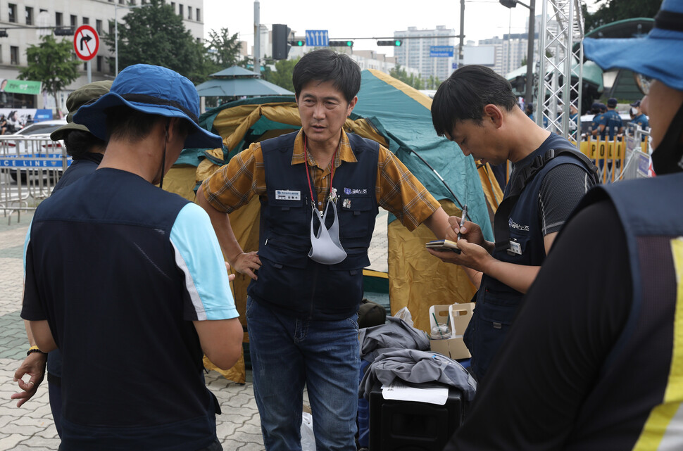 김형수 거제통영고성조선하청지회 지회장(가운데)이 대우조선해양이 하청노동자들의 51일간의 파업이 마무리 됐음에도 폐업업체 조합원의 고용보장을 회피하고 있다며 고용보장을 요구하며 국회앞에서 단식농성을 시작한 18일 오후 이곳을 찾은 조합원들과 이야기를 나누고 있다. 윤운식 선임기자 yws@hani.co.kr