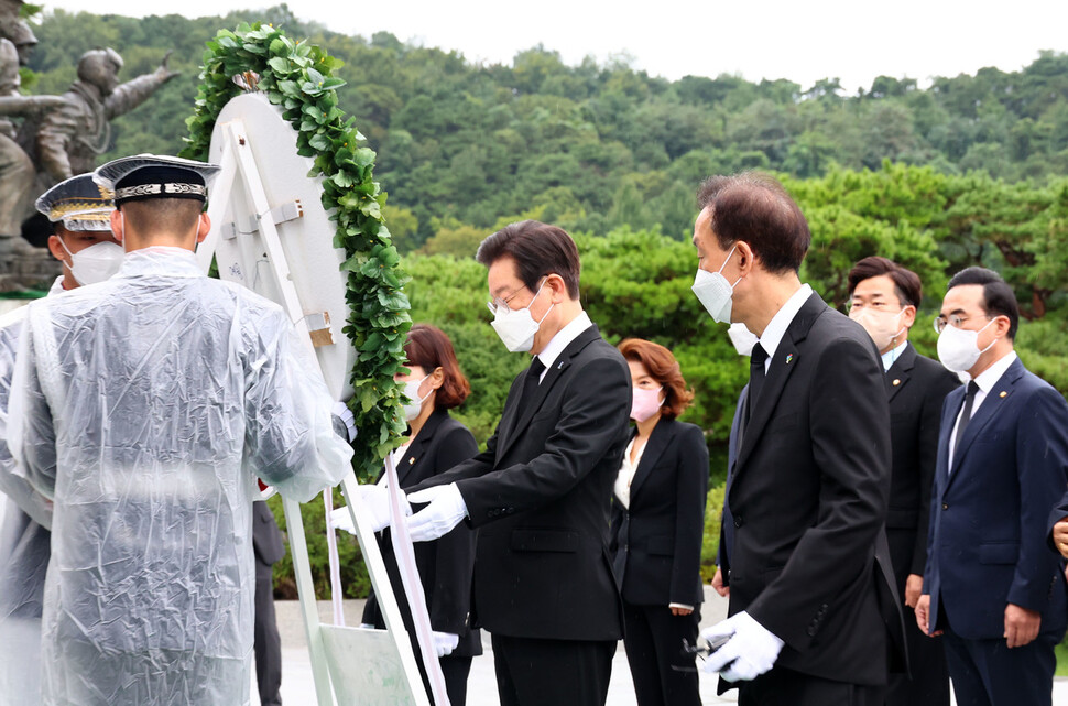 이재명 더불어민주당 신임 대표가 29일 오전 서울 동작구 국립서울현충원을 찾아 헌화하고 있다. 공동취재사진