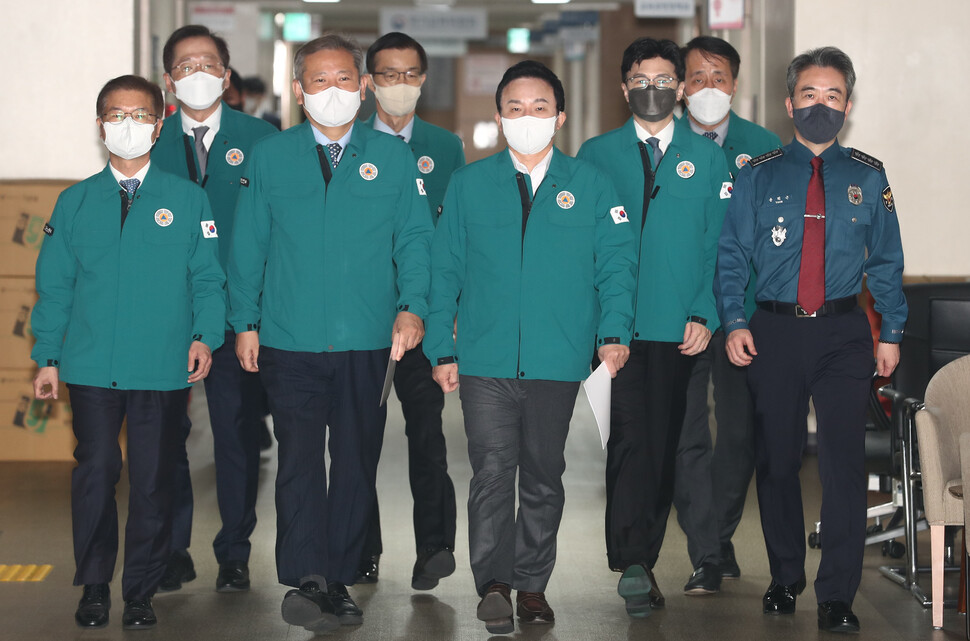 원희룡 국토교통부 장관이 24일 정부서울청사 브리핑실에서 이정식 고용노동부 장관, 한동훈 법무부 장관, 이상민 행정안전부 장관, 조승환 해양수산부 장관, 방문규 국무조정실장, 윤희근 경찰청장, 장영진 산업부 차관 등 관계부처 장관들이 참석한 가운데 화물연대 운송거부 철회 촉구 담화문을 발표하기 위해 브리핑실로 입장하고 있다. 윤운식 선임기자 yws@hani.co.kr