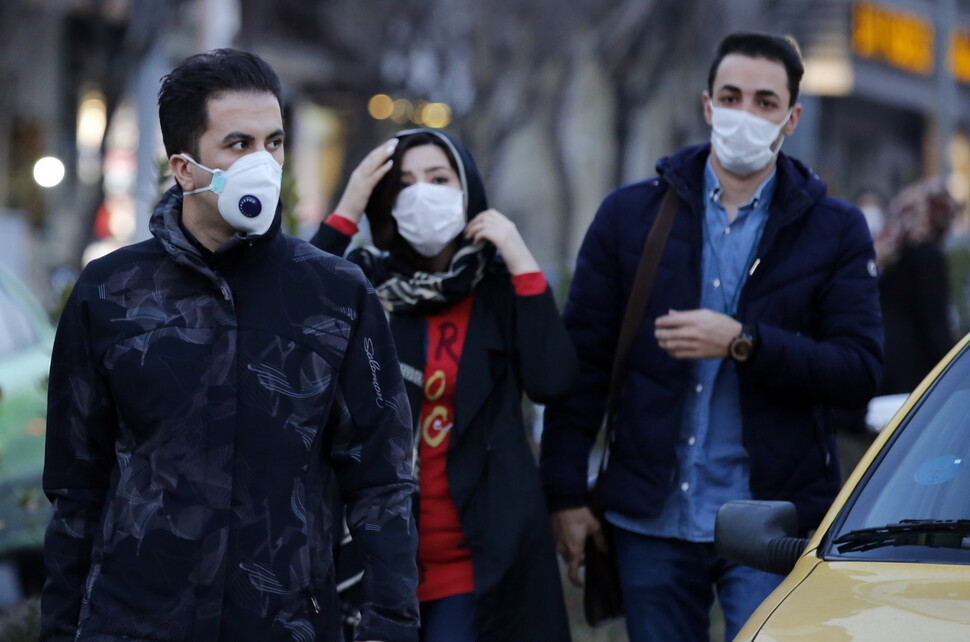 이란에서 총선이 치러진 다음날인 22일, 수도 테헤란의 거리에서 시민들이 마스크를 쓰고 걷고 있다. 이란에선 이날 코로나19 감염에 따른 6번째 사망자가 나왔다. 테헤란/EPA 연합뉴스