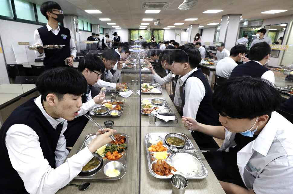 양천고 3학년 학생들이 급식을 먹고 있다. 김혜윤 기자