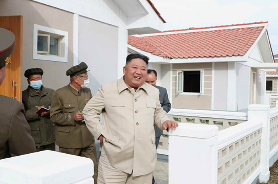김정은 조선노동당 위원장 겸 국무위원장이 함경남도 신포와 홍원군 등 동해지구 자연재해 복구 건설장들을 지도했다고 &lt;노동신문&gt;과 &lt;조선중앙통신&gt;이 15일 보도했다. &lt;노동신문&gt; 갈무리, 연합뉴스