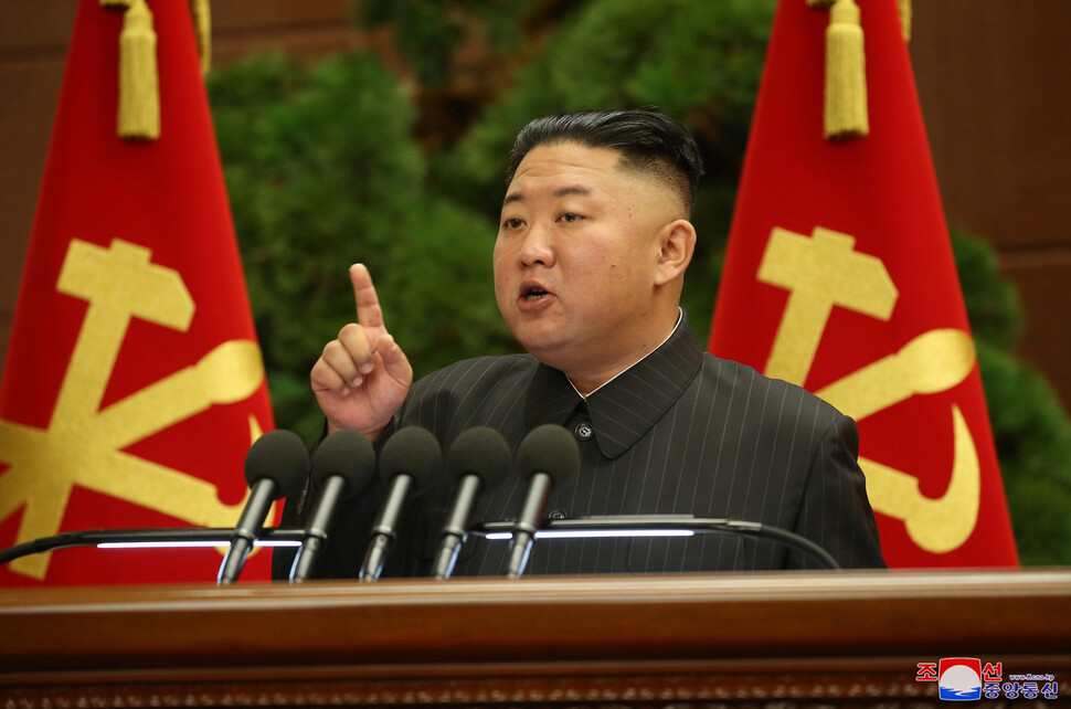 북한 노동당 제8기 제2차 정치국 확대회의가 지난 29일 열렸다고 조선중앙통신이 30일 보도했다. 김정은 총비서는 책임 간부들이 비상방역 사업에 태만해 '국가와 인민의 안전에 위기를 조성하는 중대 사건'이 발생했다며 질타했다. 이어 정치국 상무위원회 위원과 정치국 위원, 후보위원을 소환·보선했으며 당 중앙위원회 비서도 소환·선거했다. 회의를 주재하는 김 총비서가 설명을 강조하듯 오른손 검지손가락을 들어 보이고 있다. 연합뉴스