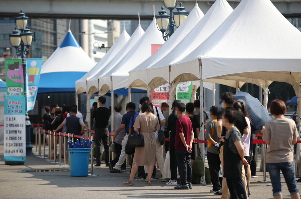 23일 오전 서울역 광장에 마련된 중구임시선별검사소에서 시민들이 검사를 받기 위해 줄을 서 있다. 연합뉴스