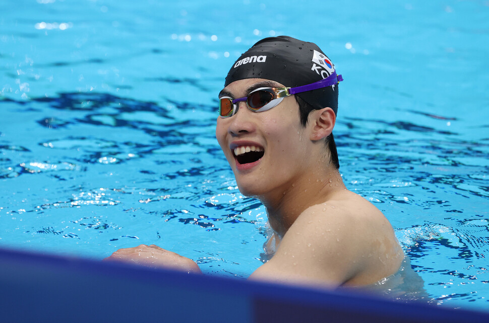 황선우가 28일 일본 아쿠아틱스 센터에서 열린 도쿄올림픽 남자 100m 자유형 준결승을 앞둔 황선우가 연습중 환하게 웃고 있다. 도쿄/연합뉴스