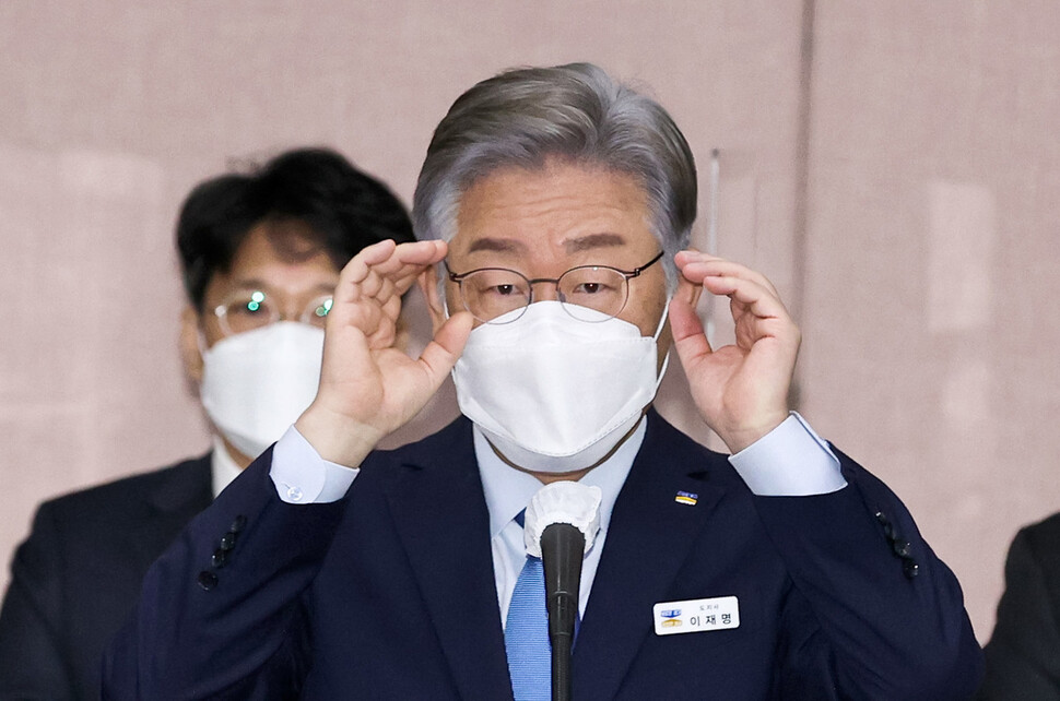 더불어민주당 대선 후보인 이재명 경기지사가 18일 오전 경기도청 대회의실에서 열린 2021년 국회 행정안전위원회의 경기도에 대한 국정감사에 참석해 안경을 고쳐쓰고 있다. 수원/공동취재사진
