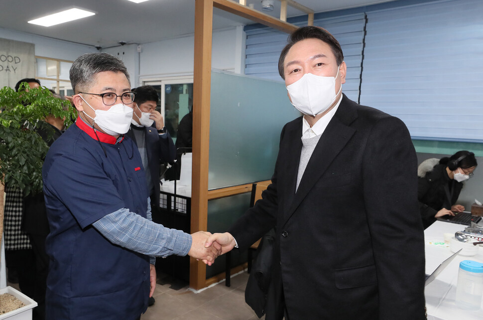 국민의힘 윤석열 대선 후보가 22일 저녁 전북 군산에서 횟집을 운영 중인 함운경씨를 찾아 악수하고 있다. 함씨는 지난 1985년 미국 문화원 점거 사건을 주도한 운동권 출신으로 언론을 통해 현 정부의 소득주도 성장 정책을 강하게 비판한 바 있다. 연합뉴스 국민의힘 윤석열 대선 후보가 22일 저녁 전북 군산에서 횟집을 운영 중인 함운경씨를 찾아 악수하고 있다. 함씨는 지난 1985년 미국 문화원 점거 사건을 주도한 운동권 출신으로 언론을 통해 현 정부의 소득주도 성장 정책을 강하게 비판한 바 있다. 연합뉴스