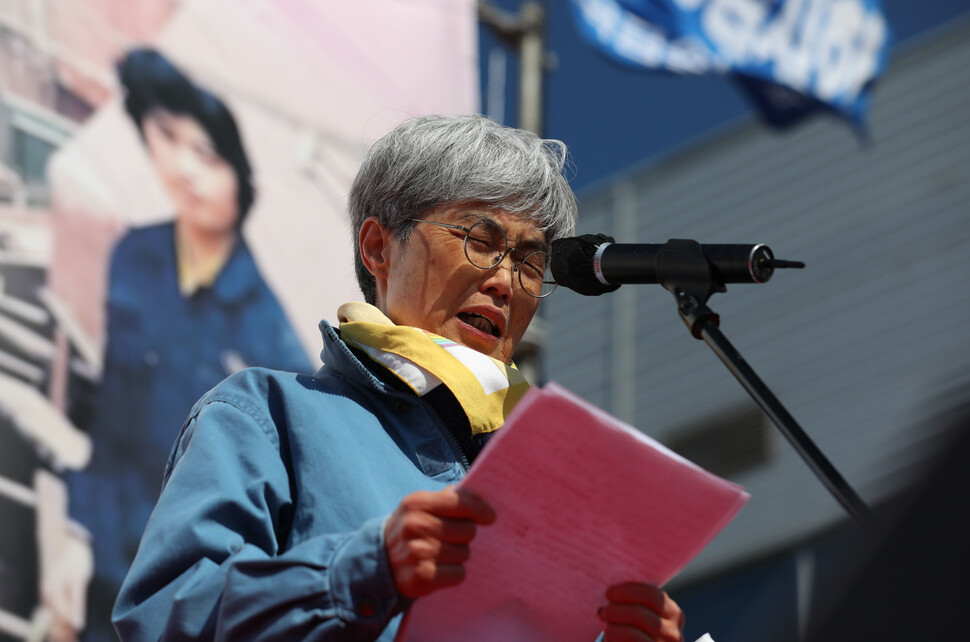 김진숙 민주노총 부산본부 지도위원의 에이치제이(HJ)중공업(옛 한진중공업) 명예 복직 및 퇴임식이 25일 오전 부산 에이치제이중공업 영도조선소에서 열렸다. 김 지도위원이 소감문을 읽으며 울먹이고 있다. 뒤쪽으로 젊었을 적 김 지도위원의 사진이 보인다. 부산/김혜윤 기자 unique@hani.co.kr