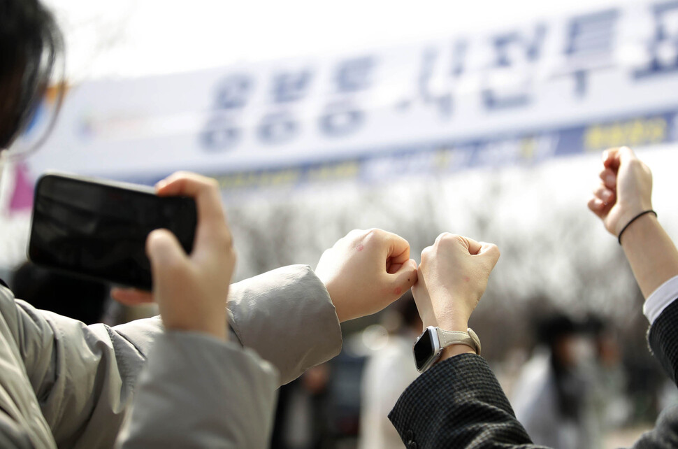 제20대 대통령선거 사전투표 첫날인 4일 오후 광주 북구 용봉동 사전투표소에서 유권자들이 투표를 마친 뒤 손에 기표 도장을 찍고 기념사진 찍고 있다. 연합뉴스