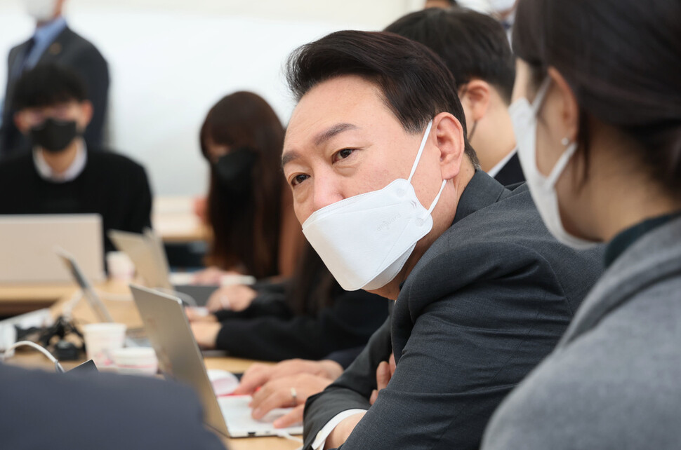 윤석열 대통령 당선인이 23일 오전 서울 종로구 통의동 집무실 앞에 설치된 프레스다방을 찾아 취재진과 즉석 차담회를 하고 있다. 공동취재사진