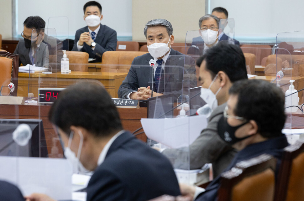 이종섭 국방부 장관 후보자가 4일 국회에서 열린 인사청문회에서 의원들의 질의에 답변하고 있다. 연합뉴스