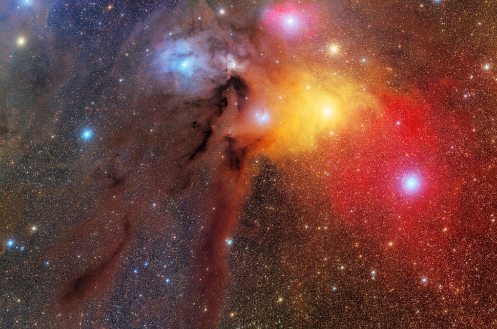 심우주 부문 금상-Rho Ophiuchi cloud complex, 정병준. 뱀주인자리 근처의 찬란한 성운과 성단을 한 장의 사진에 담기 위해 모두 74시간의 노출을 주어 촬영한 작품이다. 성운과 성단의 모습을 화려하게 표현하기 위해 색상을 강조한 것이 특징이다. 천문연 제공