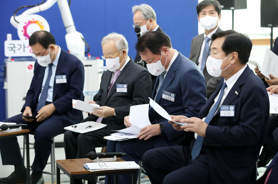 26일 오전 대구 달서구 아진엑스텍에서 열린 제1차 규제혁신전략회의에 김기문 중소기업중앙회장(앞줄 오른쪽부터), 최태원 대한상공회의소 회장, 손경식 경영자총협회 회장 등 경제단체장들이 참석해 있다. 연합뉴스