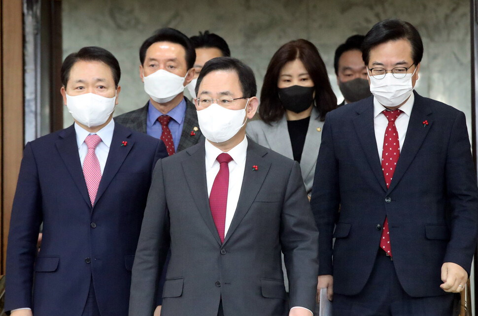 주호영&nbsp;국민의힘&nbsp;원내대표가&nbsp;20일&nbsp;오전&nbsp;국회에서&nbsp;열린&nbsp;원내대책회의에 참석하고&nbsp;있다. 김경호&nbsp;선임기자&nbsp;jijae@hani.co.kr