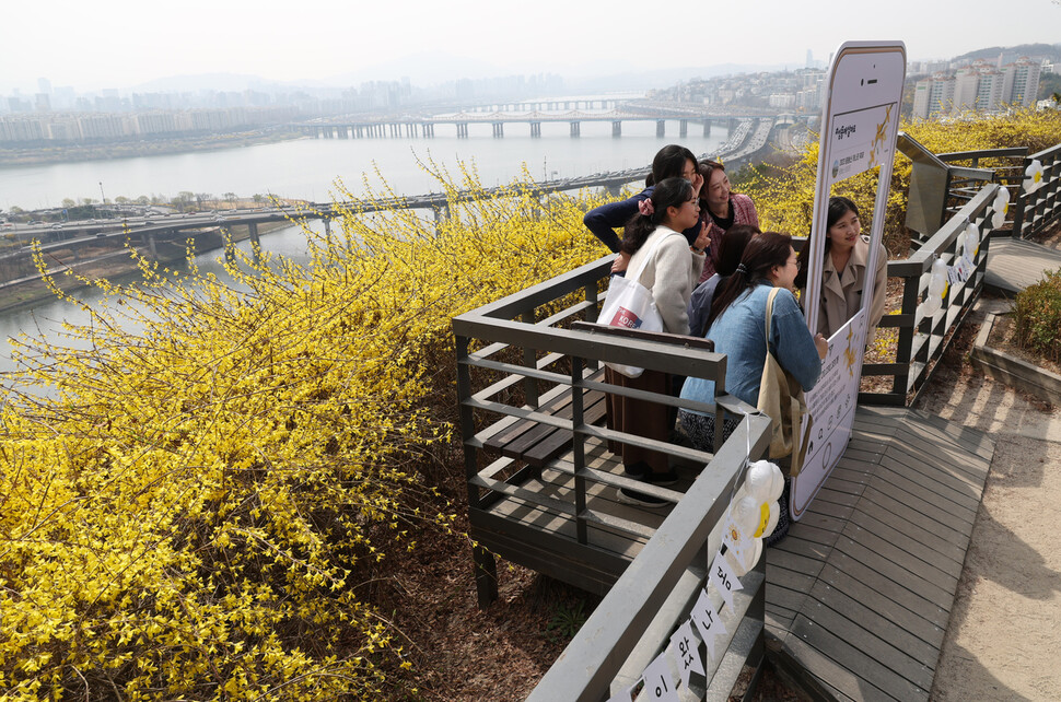 2023 응봉산 개나리 축제가 열린 23일 오후 서울 성동구 응봉산에서 시민들이 추억을 남기고 있다. 강창광 선임기자