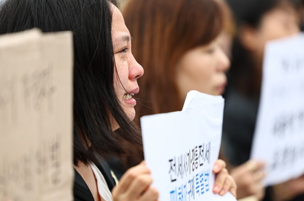 전세사기 피해자 백이슬씨가 20일 서울 용산구 대통령집무실 인근에서 열린 전세사기 대책 관련 대통령 면담 요청 기자회견에서 눈물을 흘리고 있다. 연합뉴스