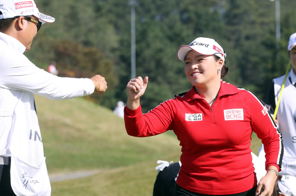 장하나가 27일 부산 기장군 엘피지에이(LPGA) 인터내셔널 부산에서 열린 미국여자프로골프(LPGA) 투어 비엠더블유(BMW) 챔피언십 4라운드 9번홀(파 5)에서 버디에 성공한 뒤 캐디와 하이파이브 하고 있다. 부산/연합뉴스