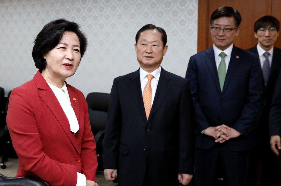 추미애 법무부 장관이 10일 오전 종로구 세종대로 정부서울청사에서 열린 고위공직자 범죄수사처 준비단장 위촉식에 앞서 고위공직자범죄수사처(공수처) 설립 준비단장에 위촉된 남기명 전 법제처장 등과 환담을 나누고 있다. 공동취재사진 추미애 법무부 장관이 10일 오전 종로구 세종대로 정부서울청사에서 열린 고위공직자 범죄수사처 준비단장 위촉식에 앞서 고위공직자범죄수사처(공수처) 설립 준비단장에 위촉된 남기명 전 법제처장 등과 환담을 나누고 있다. 공동취재사진