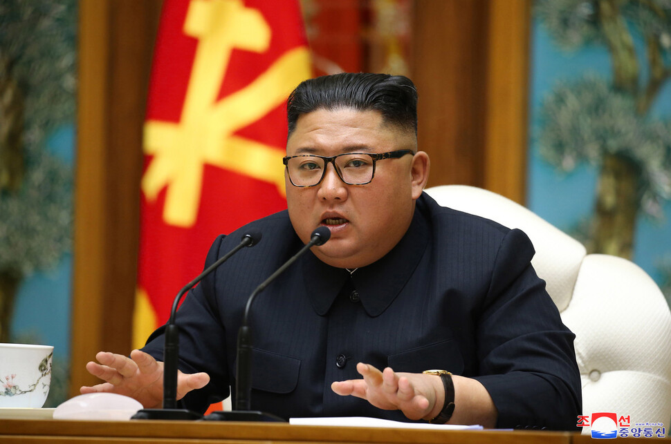 김정은 조선노동당 위원장 겸 국무위원장이 11일 노동당 본부청사에서 노동당 정치국회의를 주재하고 있다. 조선중앙통신 연합뉴스