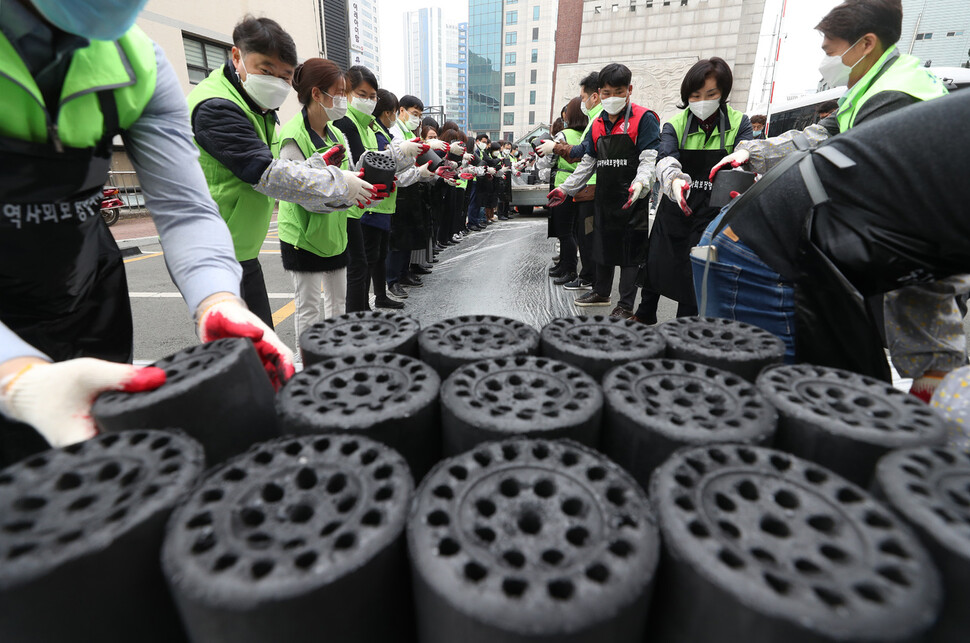 지난달 17일 대구 중구 남산기독교종합사회복지관에서 열린 ‘2020 따뜻한 중구 만들기’ 행사에서 중구지역사회보장협의체 관계자들이 저소득 가정에 전달할 연탄을 옮기고 있다. 주최 측은 가구당 300장씩 총 1만5천장의 연탄을 전한다고 밝혔다. 연합뉴스