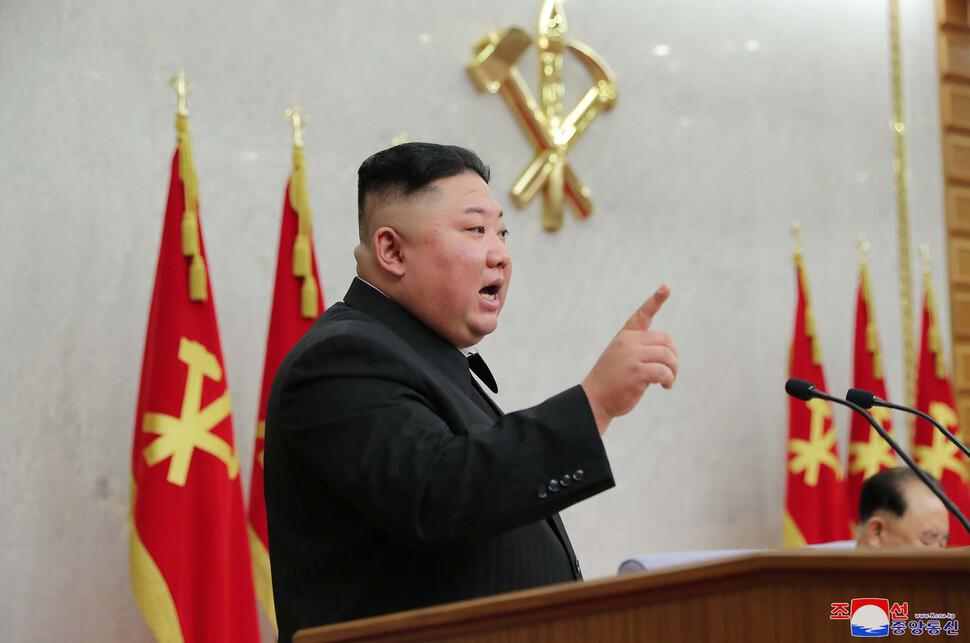 김정은 조선노동당 총비서가 8일 노동당 중앙위 8기2차 전원회의 첫날 회의에서 ‘보고’를 했다고 &lt;노동신문&gt;과 &lt;조선중앙통신&gt;이 9일 보도했다. &lt;조선중앙통신&gt;, 연합뉴스