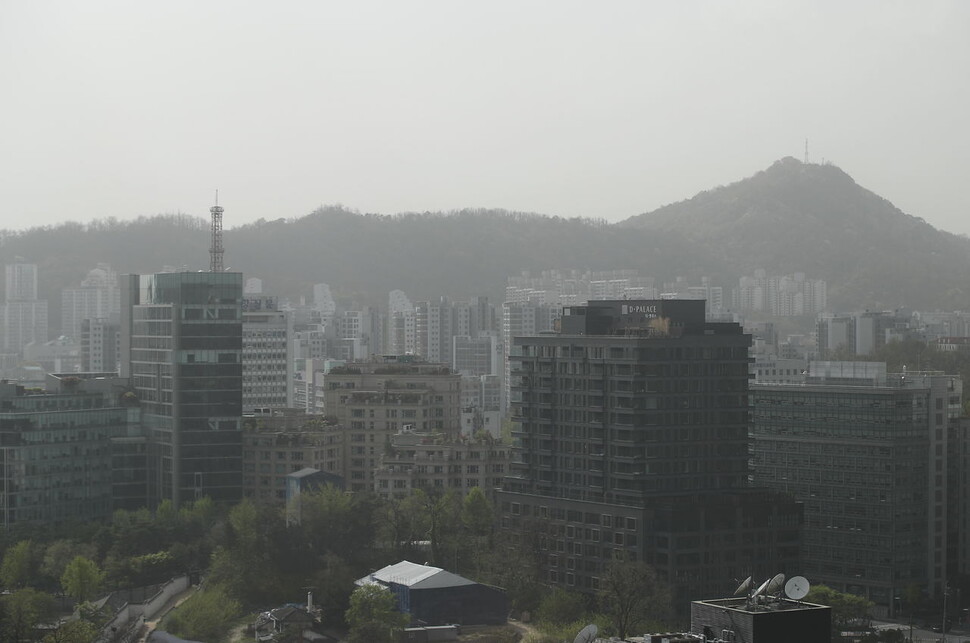 몽골·중국발 황사가 찾아온 16일 오후 서울 도심이 뿌옇게 보이고 있다. 연합뉴스