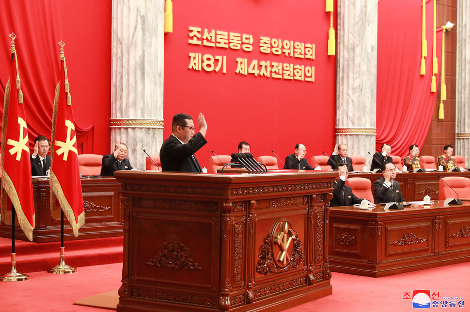 김정은 조선노동당 총비서는 12월27~31일 닷새간 노동당 중앙위 본부청사에서 열린 당 중앙위 8기4차 전원회의에서김 총비서는 ‘농업부문’을 “당이 제일 중시“한다고 강조하고는, “앞으로 10년 동안에 단계적으로 점령해야 할 알곡 생산 목표와 축산물, 과일, 남새(채소), 공예작물, 잠업 생산 목표를 밝히셨다”고 &lt;노동신문&gt;이 1일 전했다. &lt;조선중앙통신&gt; 연합뉴스