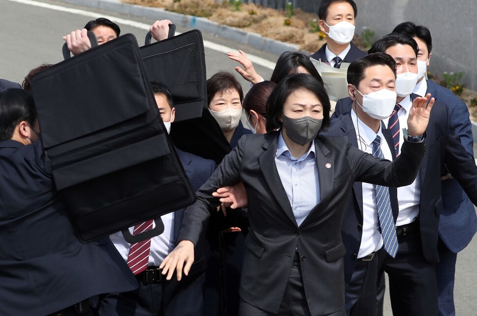 24일 오후 박근혜 전 대통령이 대구 달성군 사전에 도착해 대국민 담화문을 밝히던 중 갑자기 소주병이 날아들자 경호원들이 박 전 대통령을 보호하고 있다. 대구/연합뉴스