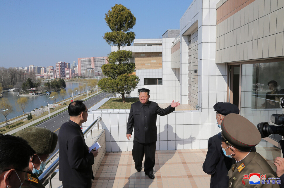 김정은 북한 국무위원장이 완공된 평양 보통강변 주택지구를 시찰했다고 조선중앙통신이 4월3일 보도했다. 연합뉴스