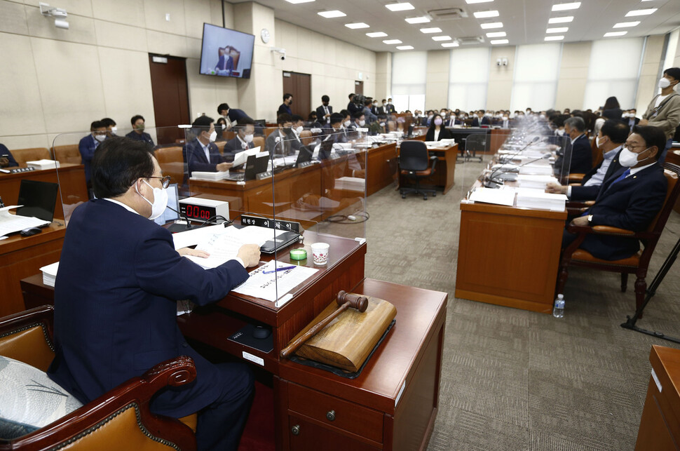 5일 오전 서울 여의도 국회에서 행정안전위원회의 중앙선거관리위원회, 진실화해를위한과거사정리위원회, 소방청·한국소방산업기술원, 한국승강기안전공단 등 7개 공공기관에 대한 2022년 종합국정감사가 열리고 있다. 공동취재사진