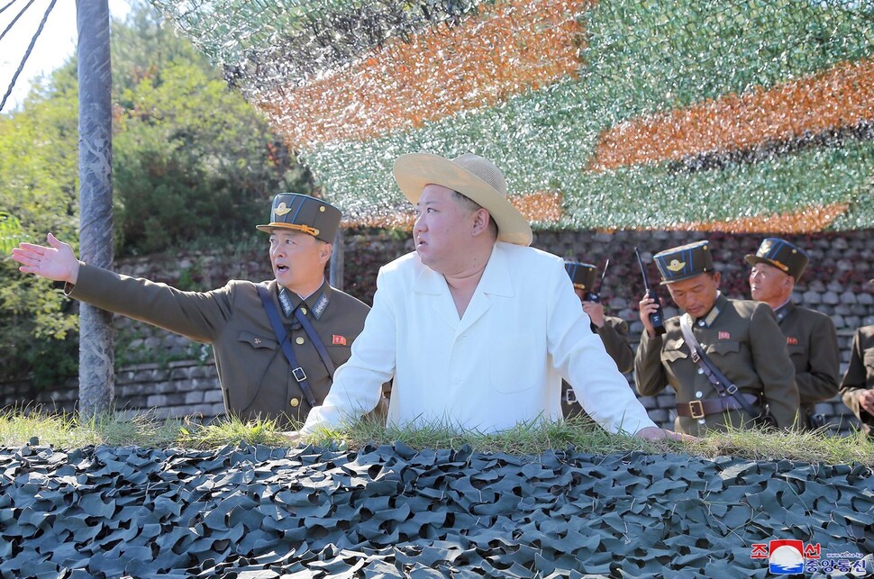 김정은 북한 국무위원장은 북한군 전술핵운용부대 등의 군사훈련을 지도하며 “적들과 대화할 내용도 없고 또 그럴 필요성도 느끼지 않는다”고 밝혔다. 김 위원장은 지난달 25일부터 지난 9일까지 인민군 전술핵운용부대·장거리포병부대·공군비행대의 훈련에 참석한 자리에서 이같이 말했다고 조선중앙통신이 10일 밝혔다. 연합뉴스