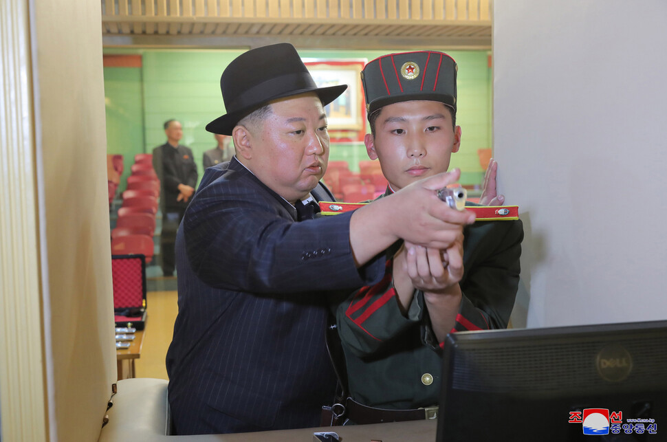 김정은 북한 국무위원장이 16일 만경대혁명학원을 다시 찾아 원아들과 함께 뜻깊은 시간을 보냈다고 조선중앙통신이 17일 보도했다. 김 위원장이 한 원아에게 사격 자세를 가르치고 있다. 조선중앙통신 연합뉴스