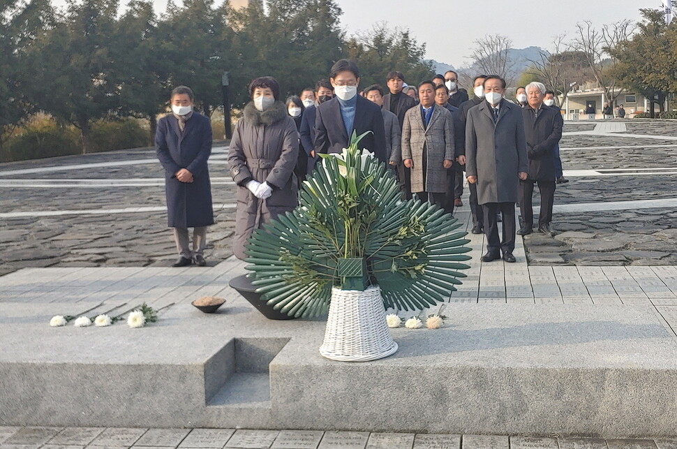 김경수 전 경남도지사 부부가 28일 오전 10시 고 노무현 전 대통령 묘역에 헌화와 분향을 하고 있다. 최상원 기자