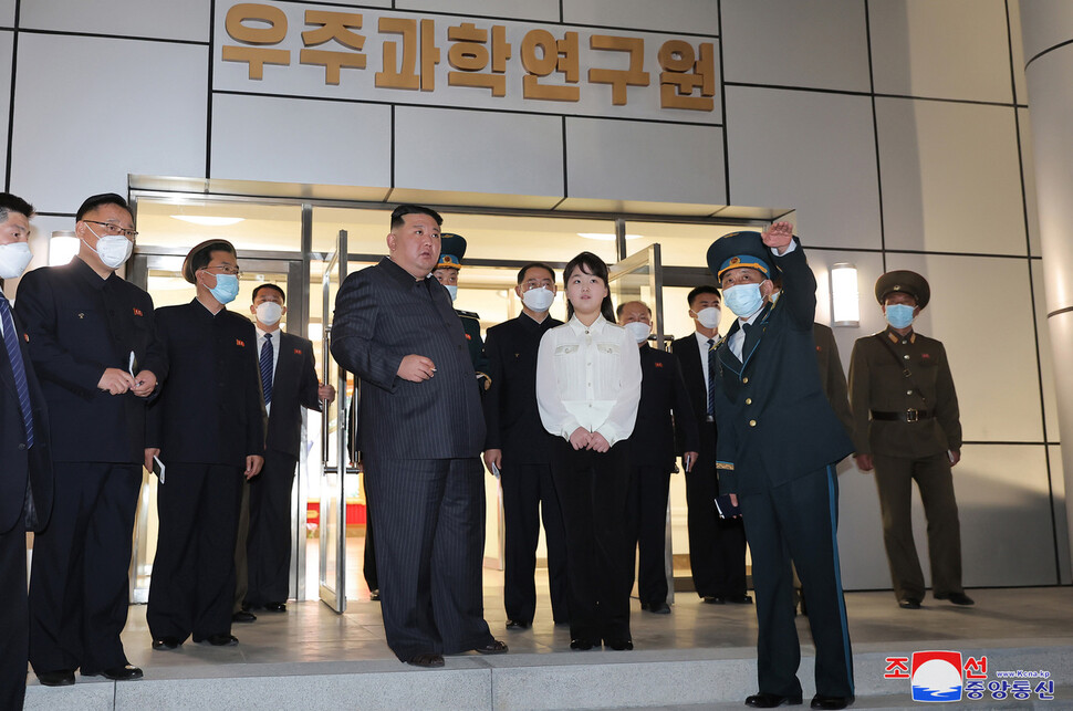 김정은 조선노동당 총비서 겸 국무위원장은 18일 국가우주개발국을 현지지도하며 “4월 현재 제작 완성된 군사정찰위성 1호기를 계획된 시일 안에 발사할 수 있도록 최종 준비를 끝내며 앞으로 연속적으로 군사정찰위성을 다각 배치”하라고 지시했다고 19일 노동신문이 보도했다. 조선중앙통신 연합뉴스