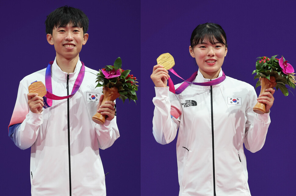 24일 오후 중국 저장성 항저우 린안 스포츠문화전시센터에서 열린 태권도 품새 개인전에서 금메달을 딴 강완진(왼쪽)과 차예은이 포즈를 취하고 있다.&nbsp; 항저우/연합뉴스