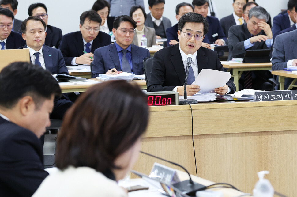 23일 경기도 수원시 영통구 경기도청에서 열린 국회 국토교통위원회의 경기도에 대한 국정감사에서 김동연 경기도지사가 위원 질의에 답변하고 있다. 연합뉴스