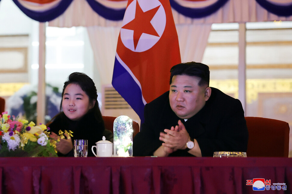 김정은 조선노동당 총비서 겸 국무위원장이 딸 김주애양(왼쪽), 부인 리설주 여사와 함께 평양 능라도 ‘5월1일 경기장’에서 2024년 신년경축대공연을 관람했다고 노동신문이 1일 보도했다. 김정은 총비서와 김주애양 사이 뒤쪽에 조선민주주의인민공화국 국기가 보인다. 조선중앙통신 연합뉴스