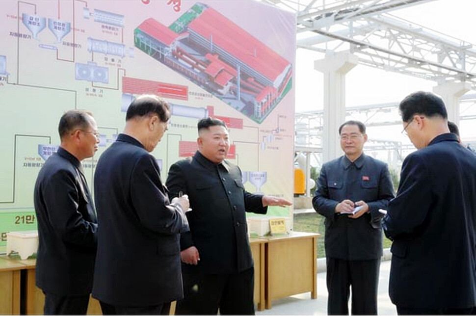 김정은 북한 국무위원장이 1일 순천인비료공장 준공식에 참석했다고 노동당 기관지 <노동신문>이 보도했다. 김 위원장의 지시를 박봉주 국무위원회 부위원장 등 간부들이 수첩에 받아적고 있다. <노동신문> 갈무리 연합뉴스