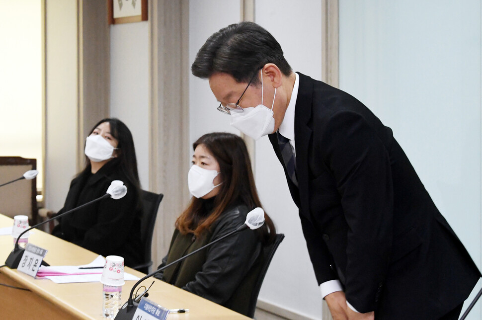 더불어민주당 이재명 대선 후보가 20일 오후 서울 여의도 중소기업중앙회에서 열린 소상공인ㆍ자영업자 피해단체 대선후보 간담회에서 인사를 하고 있다. 공동취재사진 더불어민주당 이재명 대선 후보가 20일 오후 서울 여의도 중소기업중앙회에서 열린 소상공인ㆍ자영업자 피해단체 대선후보 간담회에서 인사를 하고 있다. 공동취재사진