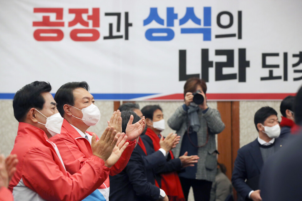 국민의힘 윤석열 대선 후보가 23일 오후 전남 순천 에코그라드 호텔에서 열린 전남선대위 출범식에서 당원들을 향해 박수 보내고 있다. 연합뉴스