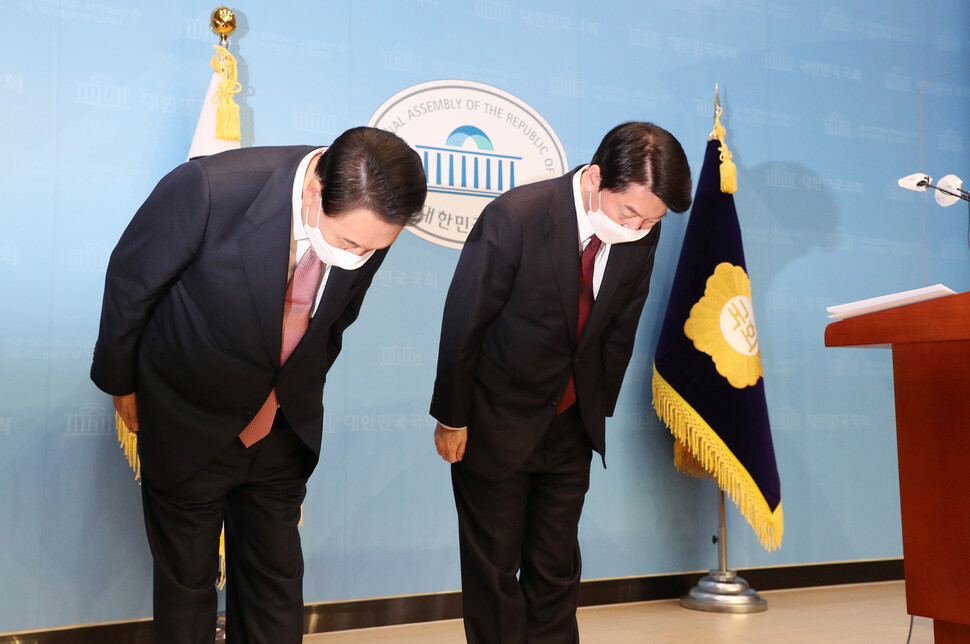 국민의힘 윤석열, 국민의당 안철수 대선 후보가 3일 오전 국회 소통관에서 기자회견을 열고 야권 후보 단일화를 선언하며 인사하고 있다. 공동취재사진