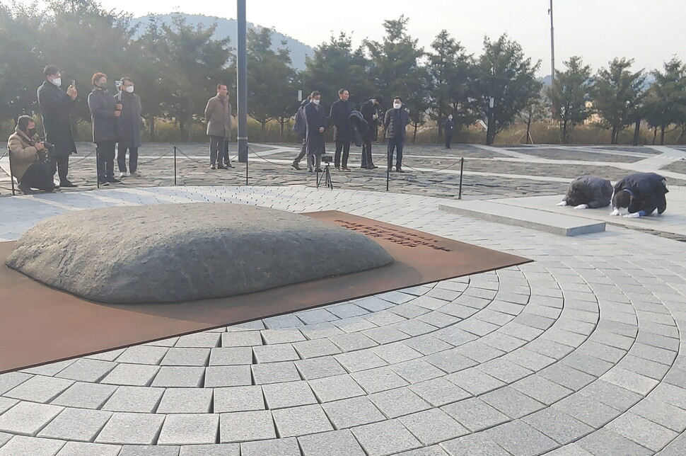 김경수 전 경남도지사가 부인 김정순씨와 함께 28일 오전 10시 경남 김해시 봉하마을 고 노무현 전 대통령 묘역에 참배하고 있다. 최상원 기자